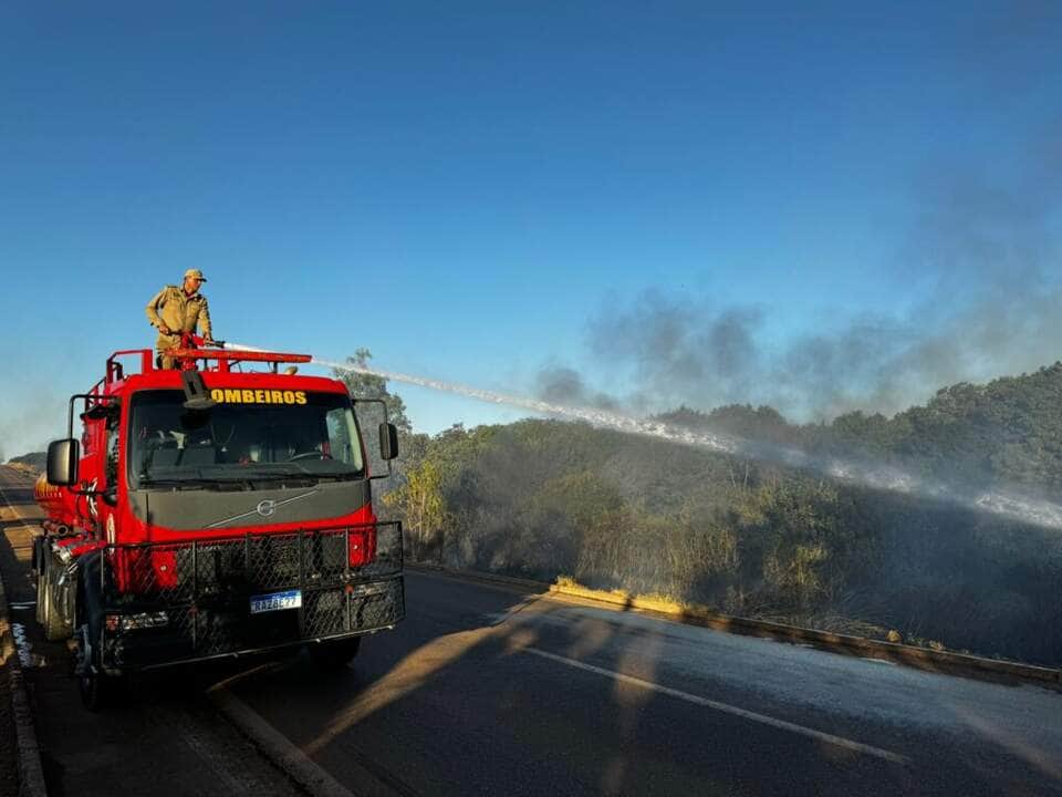Corpo de Bombeiros combate incêndio